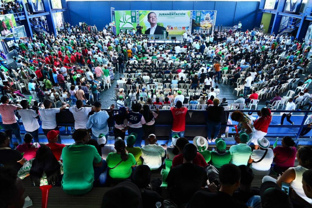 La imagen actual no tiene texto alternativo. El nombre del archivo es: Leonel-juramenta-en-la-FP-a-Miguel-Angel-Jazmin-Muneco-principal-dirigente-del-PLD-Samana.jpeg