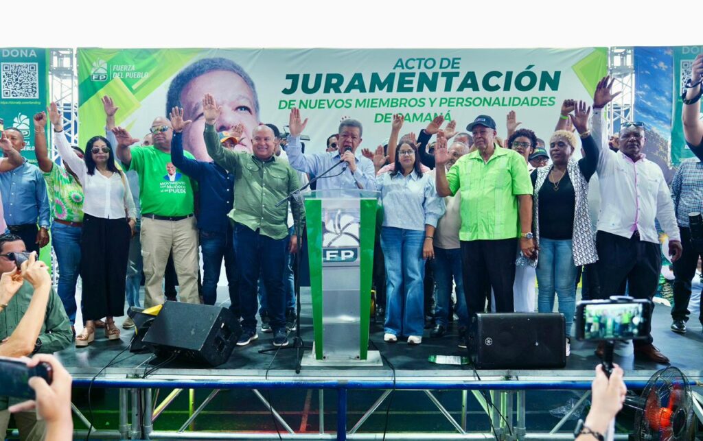 La imagen actual no tiene texto alternativo. El nombre del archivo es: Leonel-juramenta-en-la-FP-a-Miguel-Angel-Jazmin-Muneco-principal-dirigente-del-PLD-en-Samana-1.jpeg