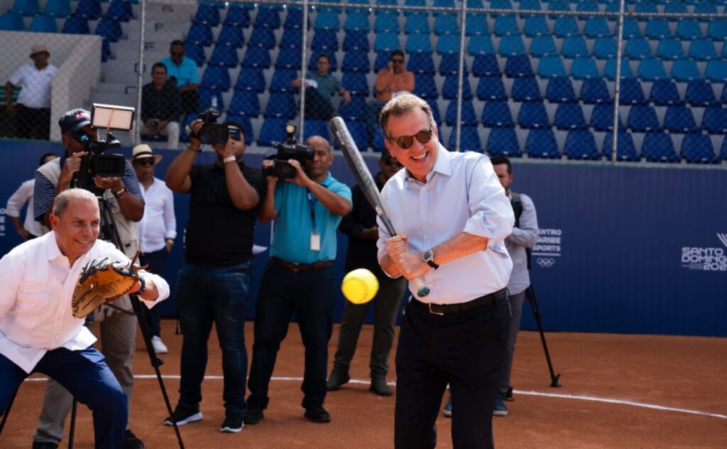 La imagen actual no tiene texto alternativo. El nombre del archivo es: Ministro-Ito-Bisono-reitera-cumplimiento-del-cronograma-y-entrega-remozado-Estadio-de-Softball-A-del-Centro-Olimpico.jpg