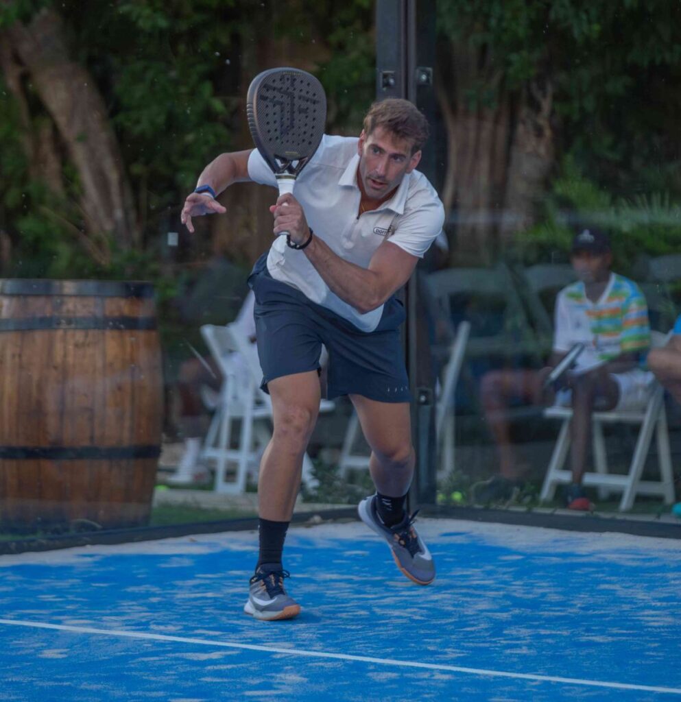 La imagen actual no tiene texto alternativo. El nombre del archivo es: Puntacana-Resort-recibe-al-jugador-profesional-de-padel-Alex-Ruiz-en-el-Oscar-de-la-Renta-Tennis-Center.jpg