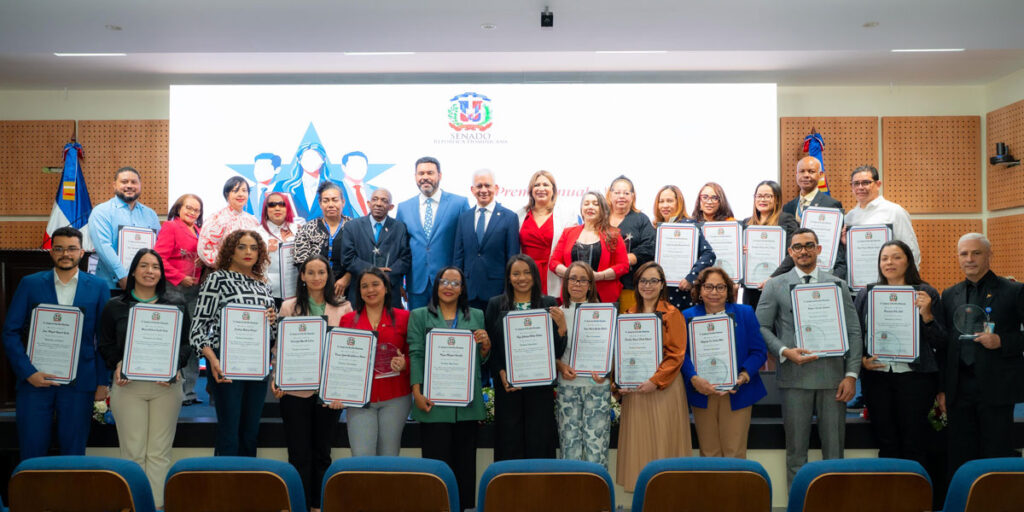 La imagen actual no tiene texto alternativo. El nombre del archivo es: Senado-de-la-Republica-honra-la-excelencia-de-su-capital-humano-en-historica-premiacion.jpg