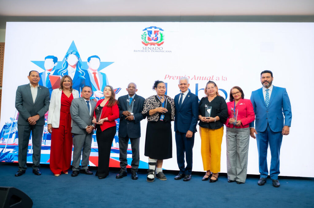 La imagen actual no tiene texto alternativo. El nombre del archivo es: Senado-de-la-Republica-honra-la-excelencia-su-capital-humano-en-historica-premiacion.jpg