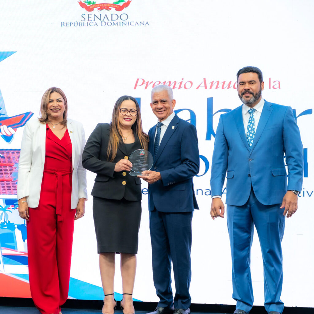 La imagen actual no tiene texto alternativo. El nombre del archivo es: Senado-de-la-Republica-honra-la-excelencia-su-capital-humano-historica-premiacion.jpg