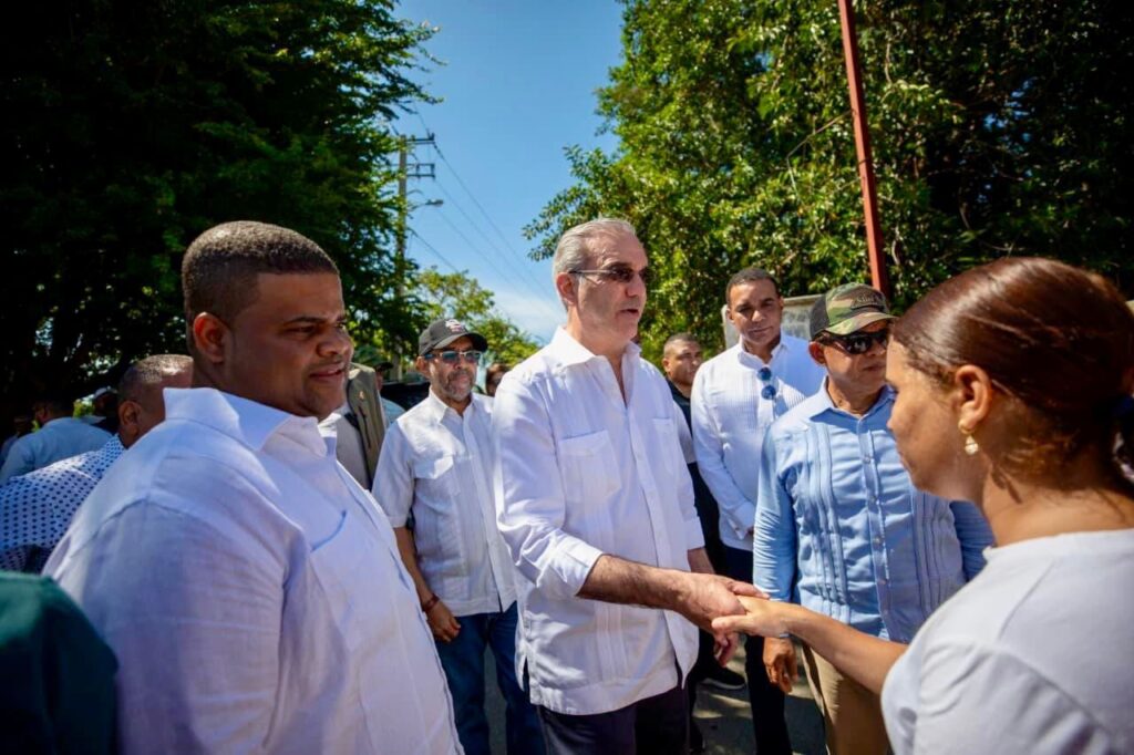 La imagen actual no tiene texto alternativo. El nombre del archivo es: Senador-Carlos-Gomez-acompana-al-presidente-Luis-Abinader-en-recorrido-por-la-Linea-Noroeste-y-respalda-medidas-apoyo-a-productores.jpeg