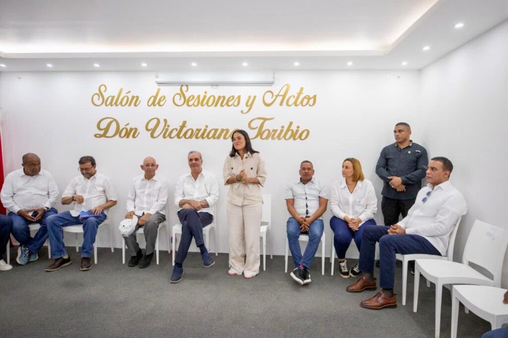 La imagen actual no tiene texto alternativo. El nombre del archivo es: Senador-Carlos-Gomez-acompana-al-presidente-Luis-Abinader-en-recorrido-por-la-Linea-Noroeste-y-respalda-medidas-de-apoyo-productores.jpeg