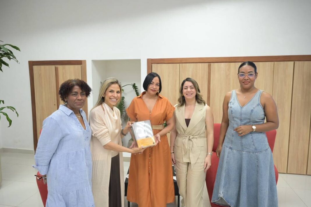 Autoridades del Ministerio de la Mujer, junto a la escritora Karina Sainz Borgo, encabezaron el conversatorio “Mujeres que resisten literatura, memoria y resistencia femenina”