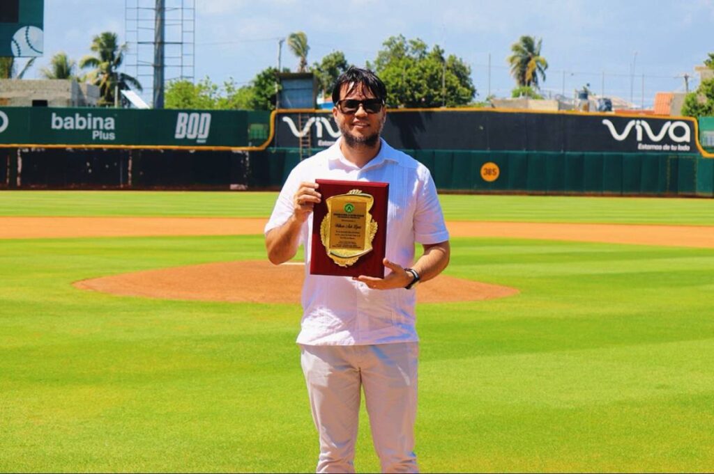 La imagen actual no tiene texto alternativo. El nombre del archivo es: Beisbol-AA-de-SPM-reconoce-trayectoria-del-periodista-William-Aish.jpg