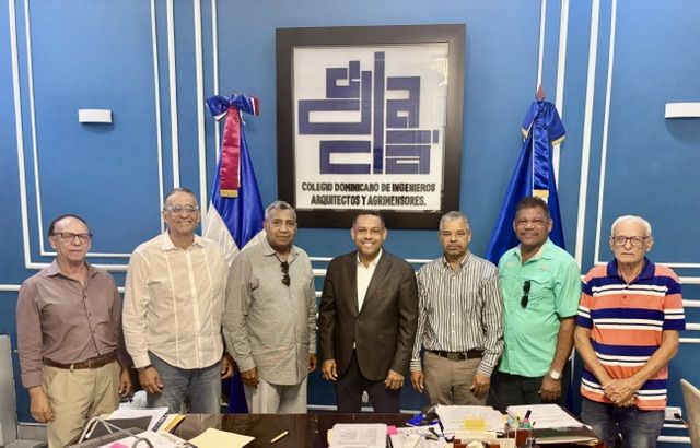 El ing. Enrique Rosario Garcia, al centro con traje, con los contratistas