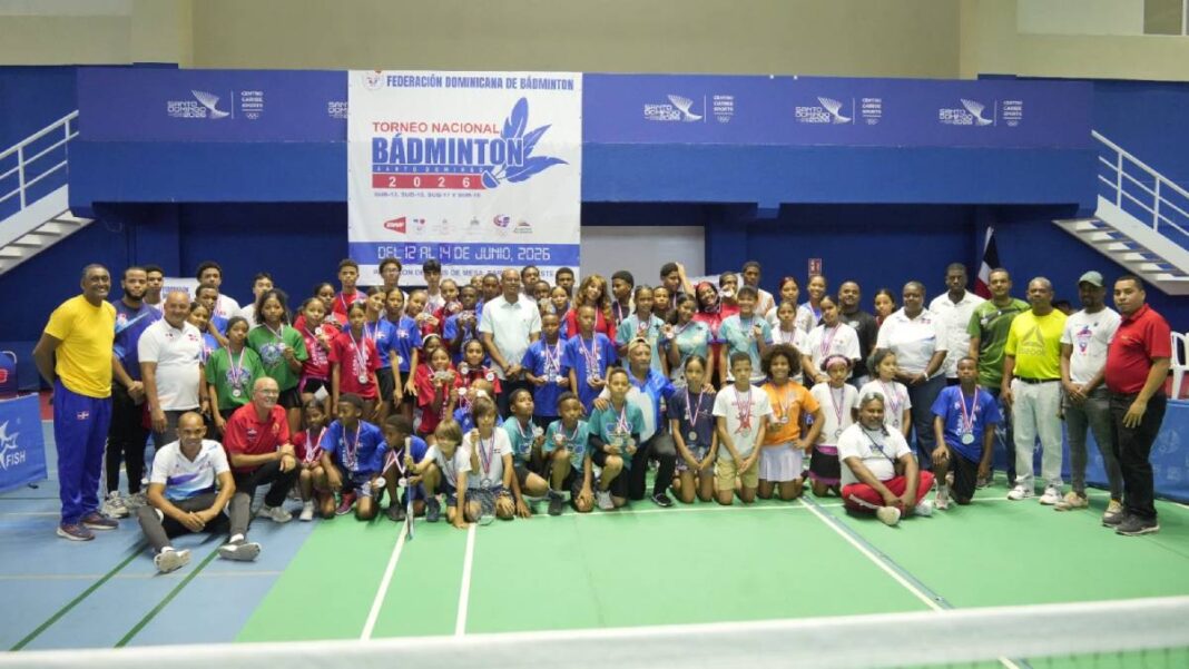 El presidente de la Federación Dominicana de Bádminton (FEDOBAD), Nelson Javier Ozuna, junto a los atletas y técnicos ganadores del Torneo Nacional