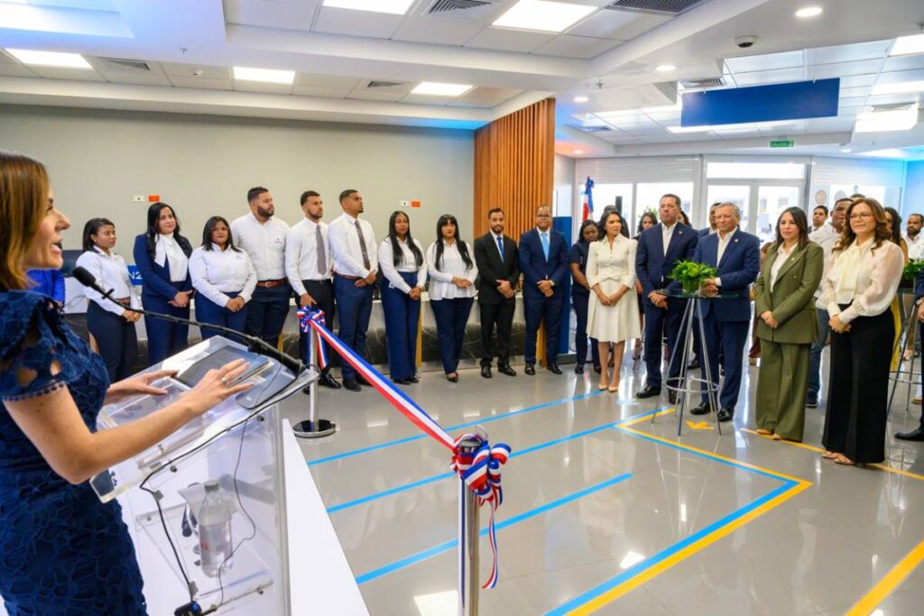 La imagen actual no tiene texto alternativo. El nombre del archivo es: El-presidente-ejecutivo-de-Banreservas-Leonardo-Aguilera-habla-durante-el-acto-inaugural-de-la-nueva-oficina-comercial-en-Plaza-Paseo-27.jpg