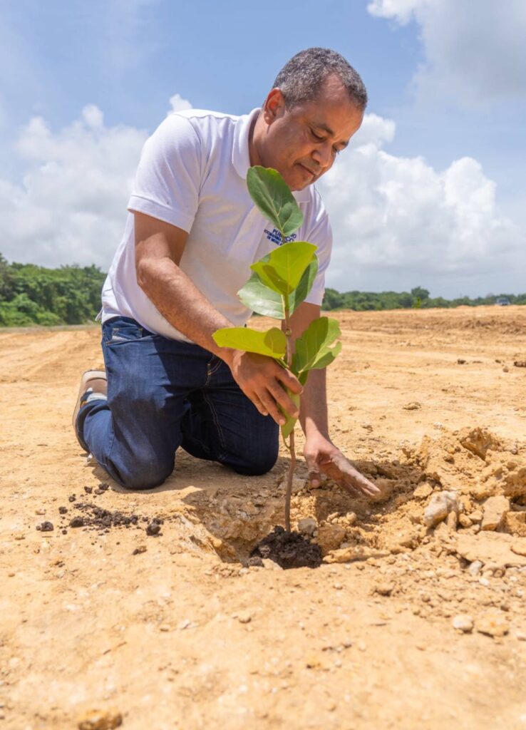 La imagen actual no tiene texto alternativo. El nombre del archivo es: Fiscales-de-la-Proedemaren-realizan-jornada-reforestacion-en-conmemoracion-del-Dia-del-Medio-Ambiente.jpg