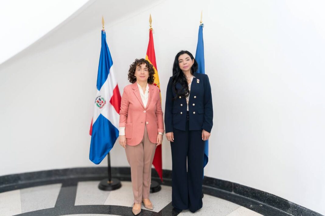 La procuradora Yeni Berenice Reynoso y la embajadora de España, Lorea Arribalzaga Ceballos
