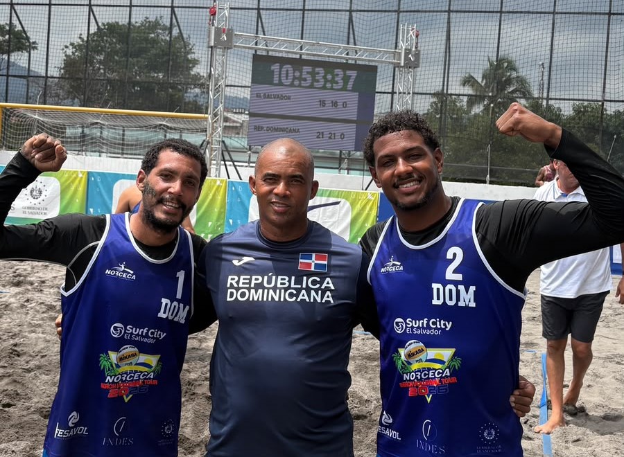 Los jugadores Hayerling De Jesús y Oscar Martínez junto al entrenador Alexander Massó (centro)