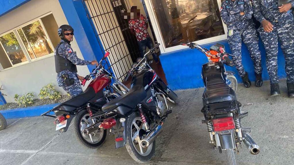La imagen actual no tiene texto alternativo. El nombre del archivo es: Policia-Nacional-ocupa-armas-ilegales-recupera-motocicletas-robadas-y-ejecuta-ordenes-arresto.jpg