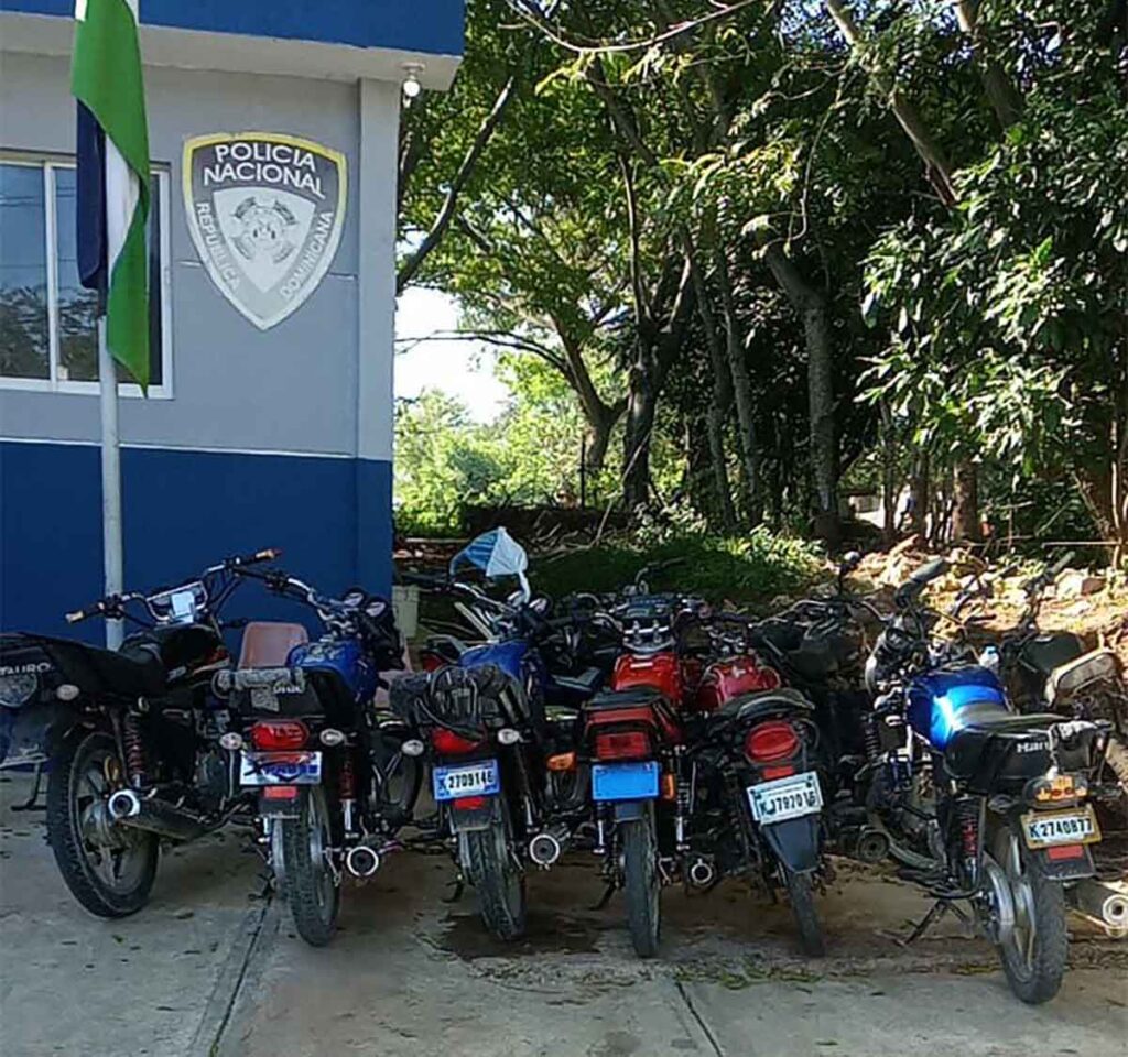 La imagen actual no tiene texto alternativo. El nombre del archivo es: Policia-Nacional-ocupa-armas-ilegales-recupera-motocicletas-robadas-y-ejecuta-ordenes-arresto-en-SDN.jpg