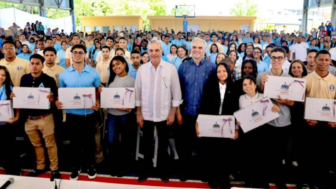 Presidente Abinader exhorta a estudiantes a prepararse en inglés, tecnología y valores para alcanzar el éxito