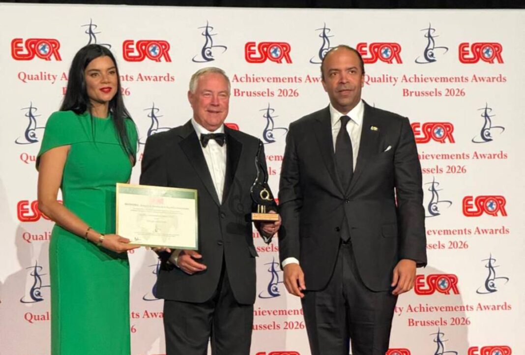 Samuel Pereyra, presidente de REFIDOMSA, recibe el Quality Achievements Award 2026 acompañado de Fraysis Moronta