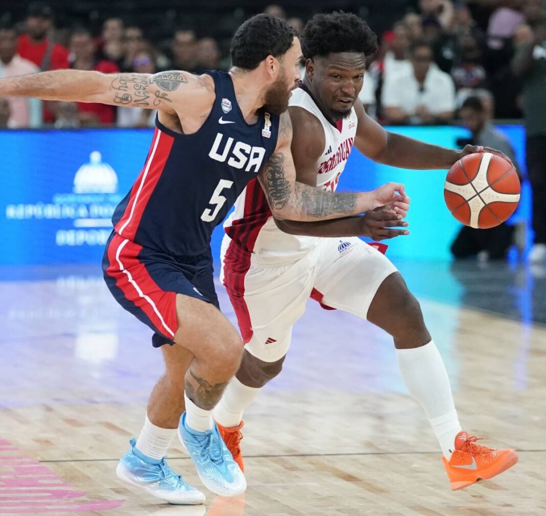Andrés Feliz, de República Dominicana, es fuertemente marcado por Mike James, de los Estados Unidos