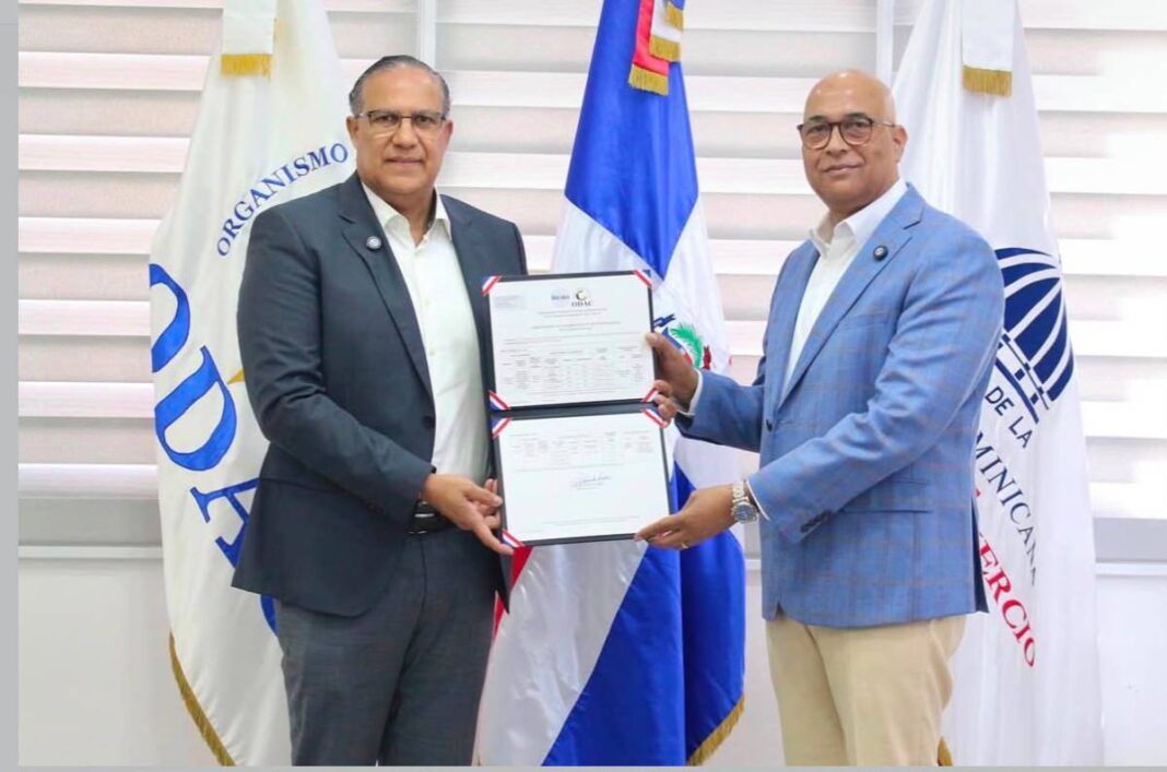 Ángel David Taveras Difo, director ejecutivo del ODAC y Gustavo Velásquez, CEO de TDP Dominicana