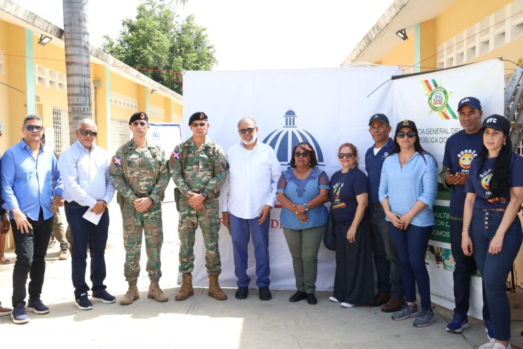 La imagen actual no tiene texto alternativo. El nombre del archivo es: Desarrollo-de-la-Comunidad-y-Ejercito-RD-llevan-jornada-asistencial-a-comunidades-Barahona.jpeg