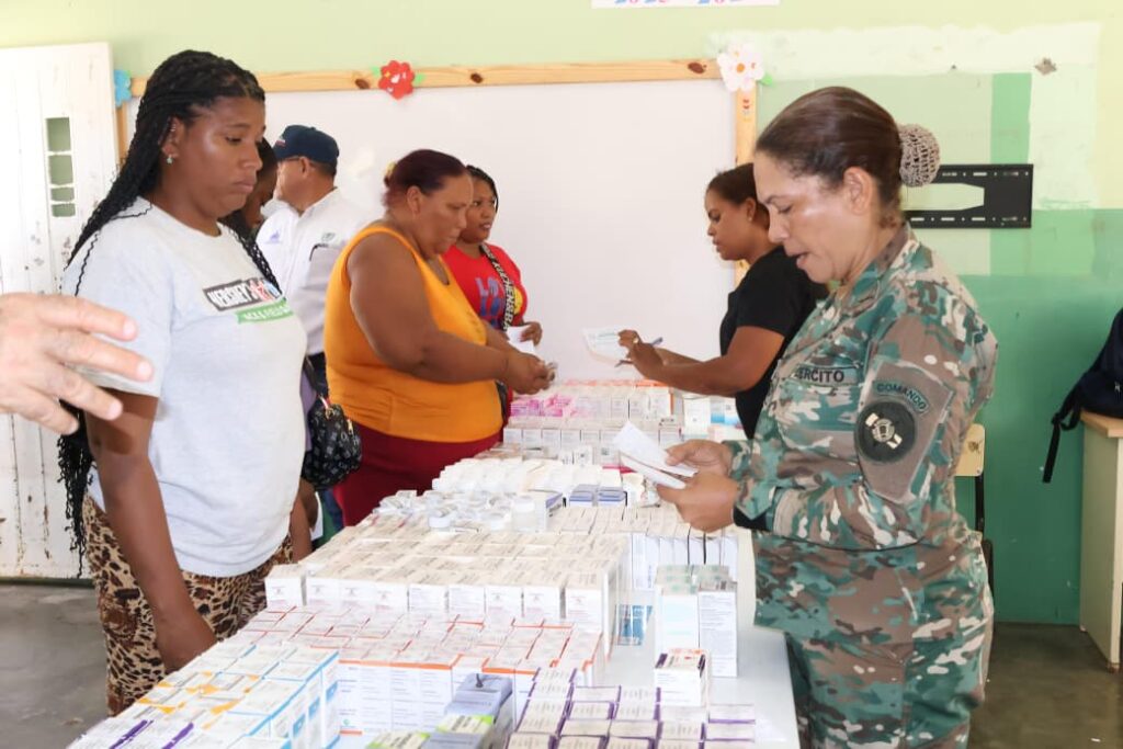 La imagen actual no tiene texto alternativo. El nombre del archivo es: Desarrollo-de-la-Comunidad-y-Ejercito-RD-llevan-jornada-asistencial-a-comunidades-de-Barahona.jpeg