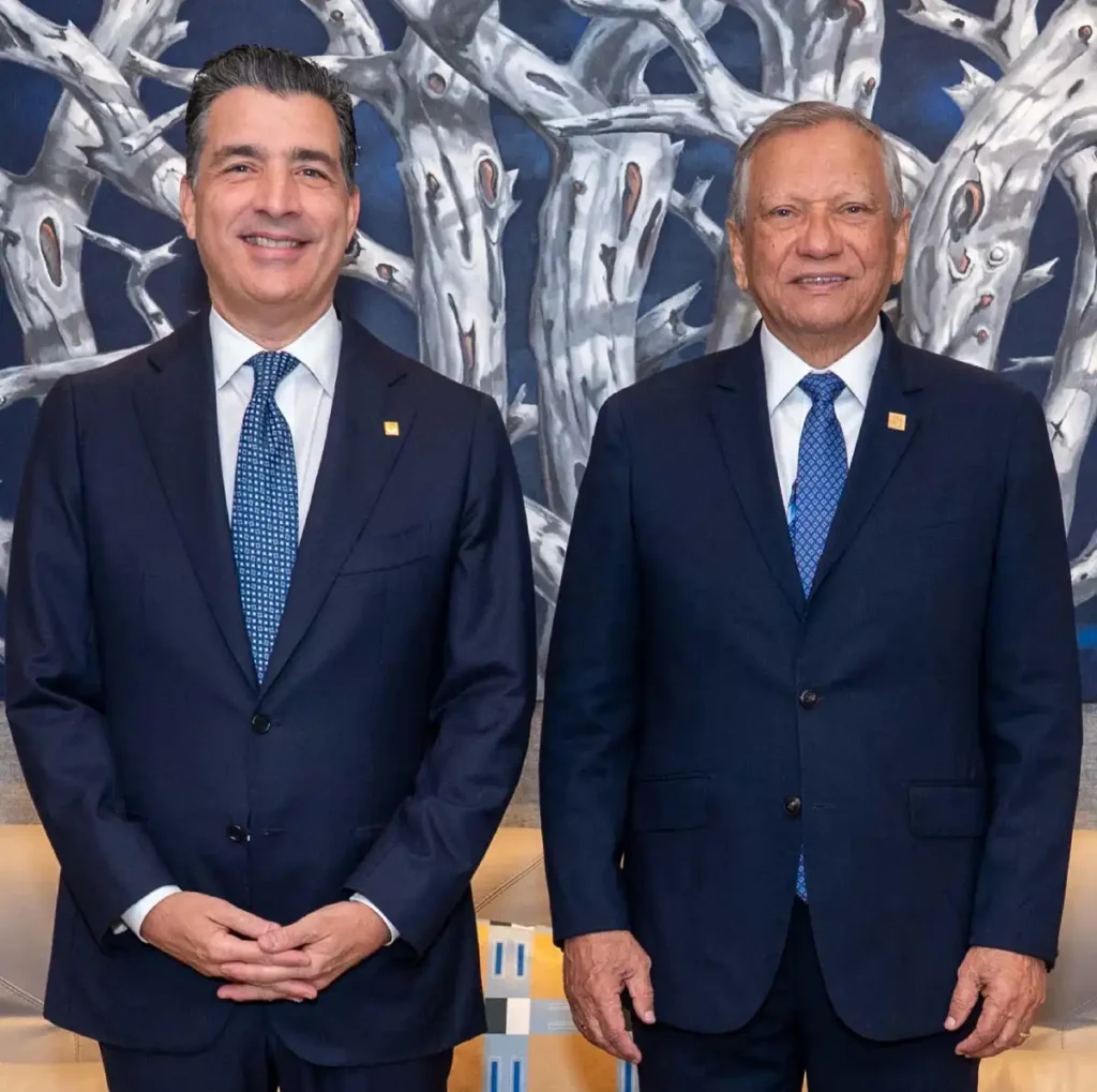 La imagen actual no tiene texto alternativo. El nombre del archivo es: El-presidente-ejecutivo-de-Banreservas-doctor-Leonardo-Aguilera-y-el-presidente-ejecutivo-del-Banco-Popular-Christopher-Paniagua-1.webp