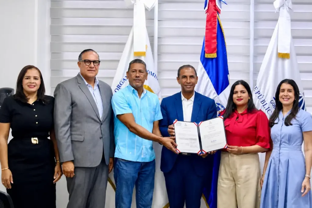 La imagen actual no tiene texto alternativo. El nombre del archivo es: Entrega-de-certificado-de-ampliacion-de-acreditacion-a-ATABEY-junto-a-la-viceministra-de-Desarrollo-Industrial-del-MICM-Gianna-Franjul.webp