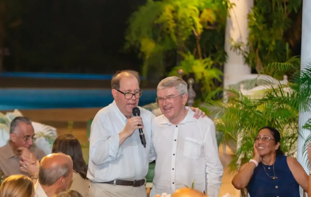 La imagen actual no tiene texto alternativo. El nombre del archivo es: Felipe-Vicini-junto-a-Thomas-Bach-expresidente-del-CO.webp