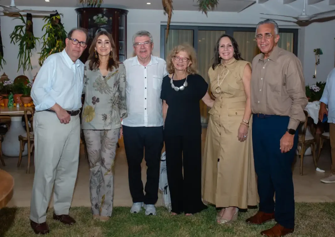 Felipe Vicini, junto a Thomas Bach, expresidente del COI, Luisín Mejía y su esposa, además de otras personalidades