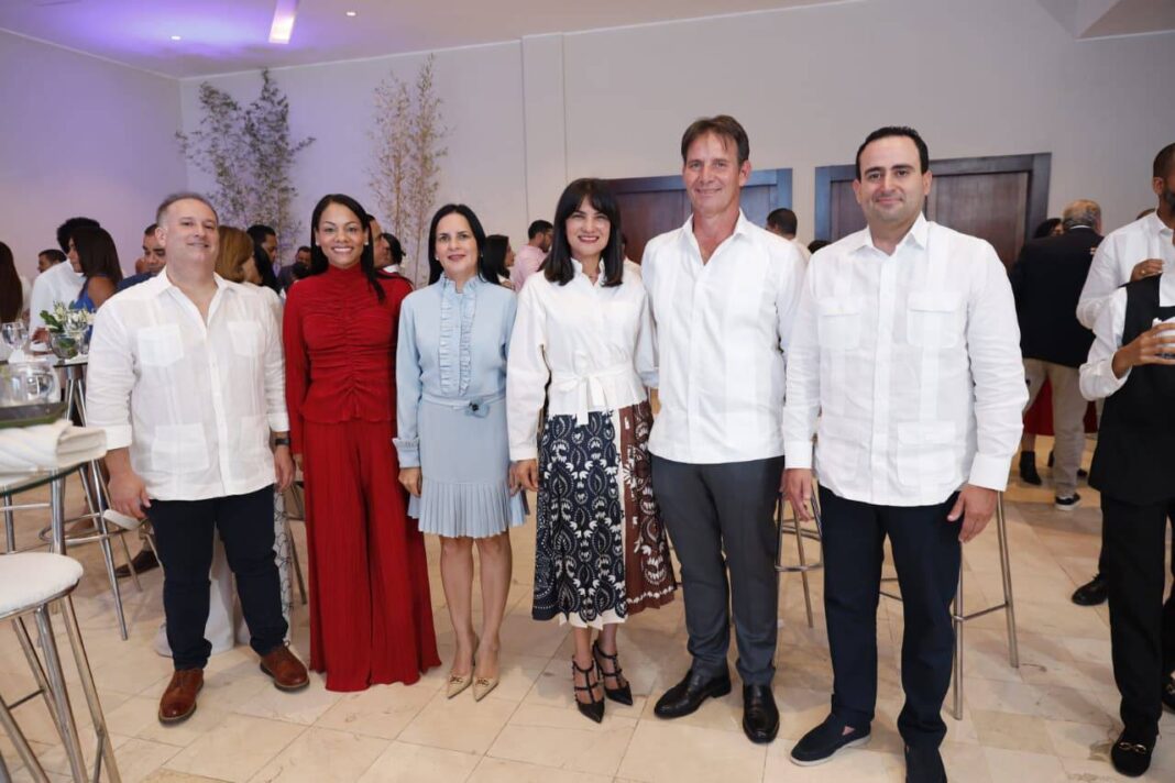 Kenneth Martí, Judith Rubiera, Deyanira Papaterra, Claudia Montes, Guillermo Pérez y Miguel Ramos