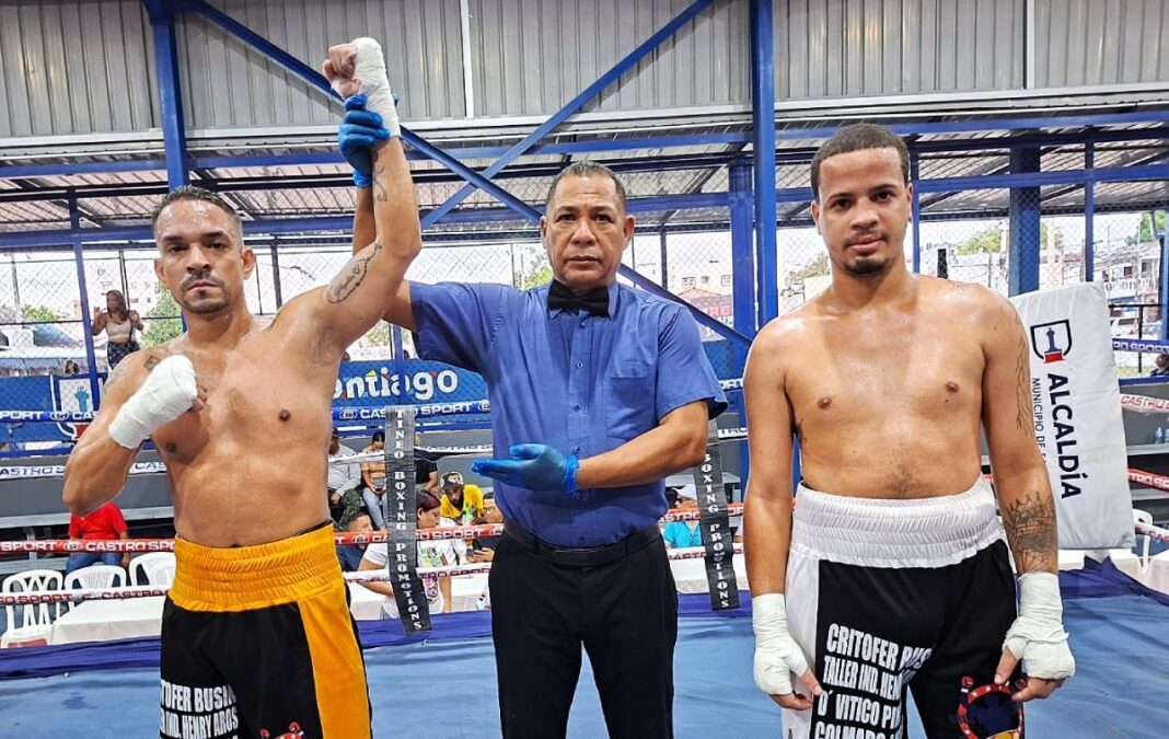 Noel Reyes (Zapatoki) Cepeda, es declarado ganador por el árbitro Lorenzo Arias, al lado, Jairo Burgos, quien perdió la pelea