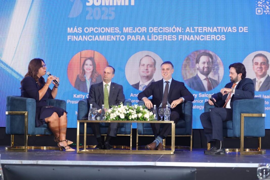 Panel de expositores durante el evento