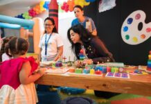Pinceles, pinturas, papel y trazos creativos en el campamento de verano “Nosotros Divertidos” de la Procuraduría General