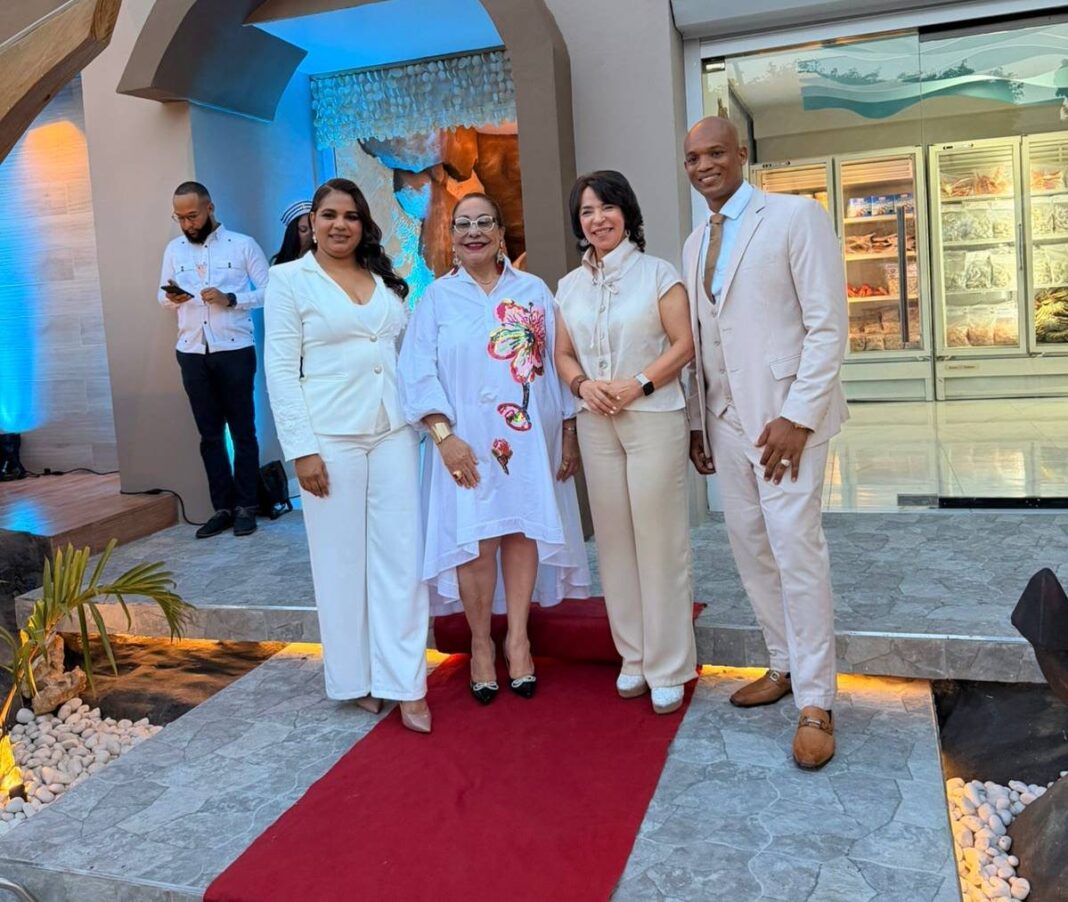 Stephani Quezada de Núñez, Rosa Santos, Mariana Moreno y José Luis Núñez