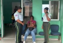 Agente de la DIGESETT identifica a mujer reportada como desaparecida tras encontrarla desorientada