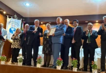 Embajador Juan Bolívar Díaz recibe galardón en México