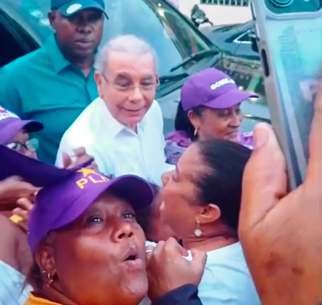 Eufóricos moradores de Vicente Noble reciben Danilo Medina