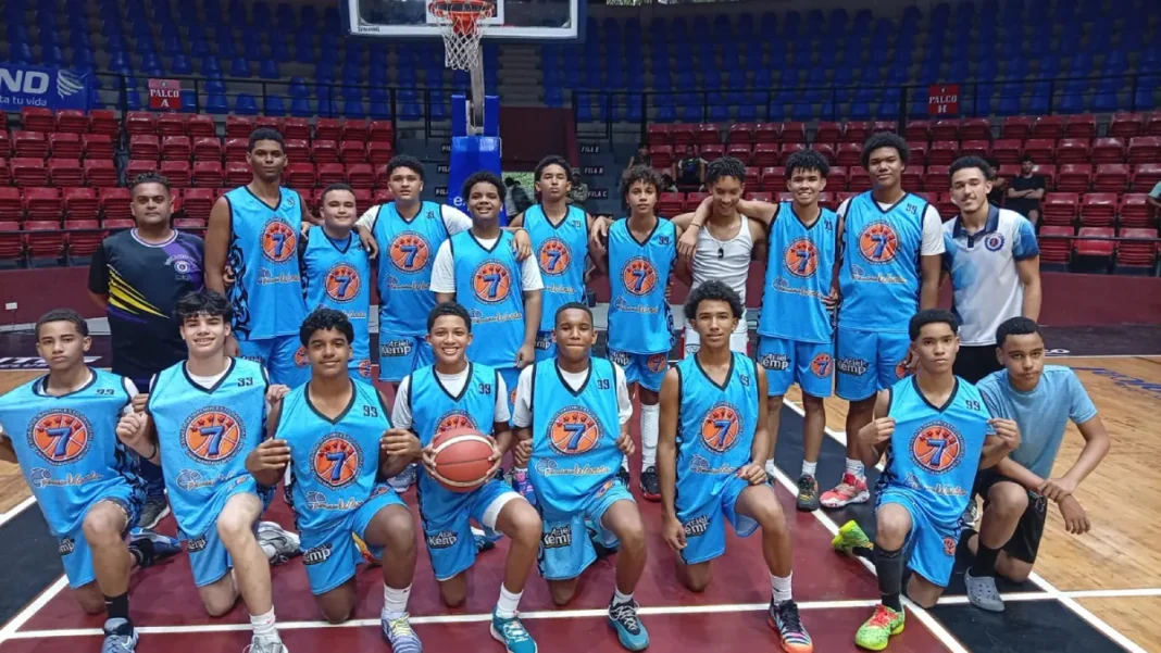 Integrantes del equipo de la escuela de baloncesto David Díaz que participa en el torneo u16 provincial apoyado por la Pescadería Wanda