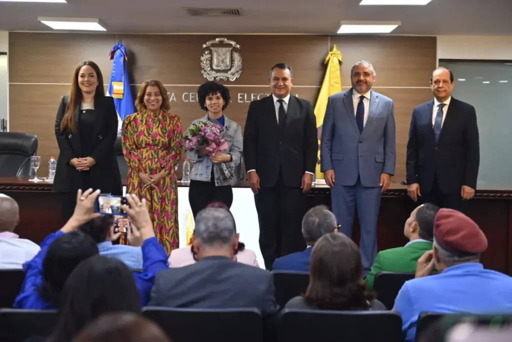 La imagen actual no tiene texto alternativo. El nombre del archivo es: JCE-reconoce-la-cedulada-numero-3-millones-y-anuncia-se-elimina-restriccion-del-mes-de-cumpleanos-para-renovar-cedula.webp