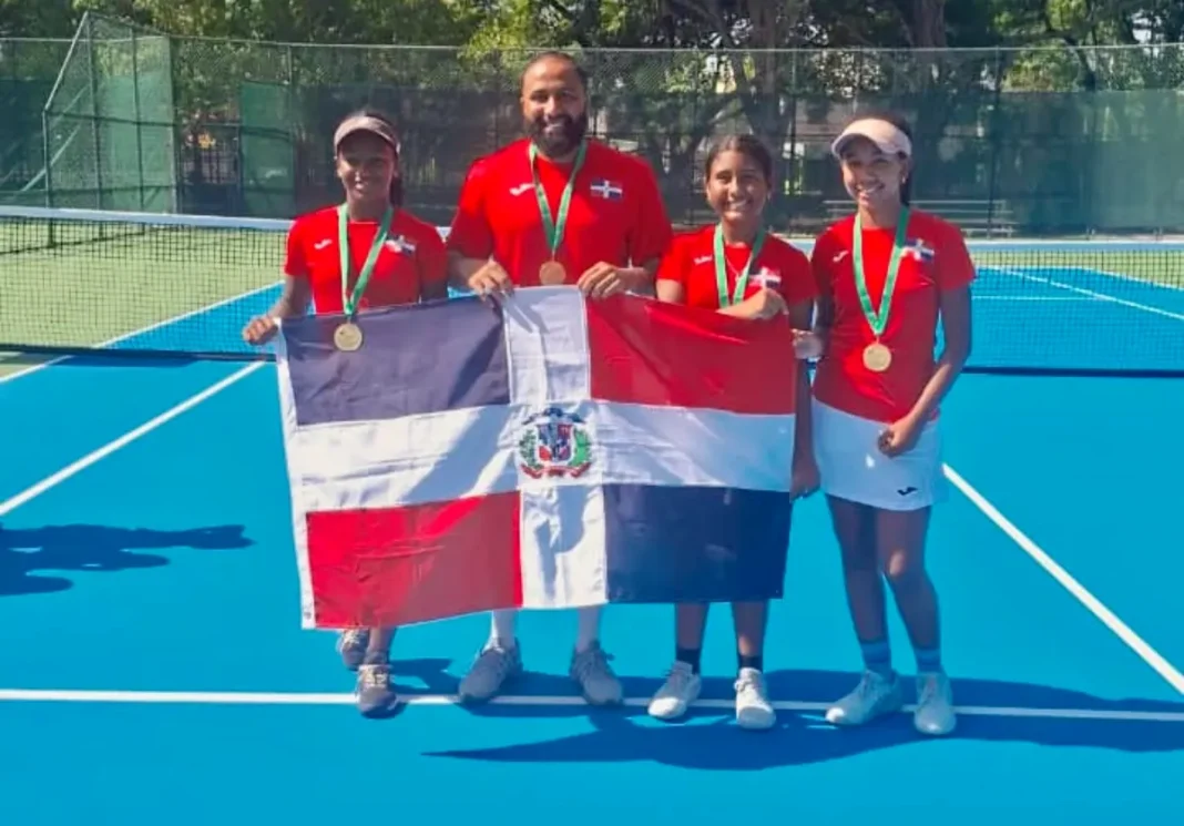 Las campeonas Elaine Martínez, Amalia Rosario y Zoe Gomera. El capitán Marcelle De León
