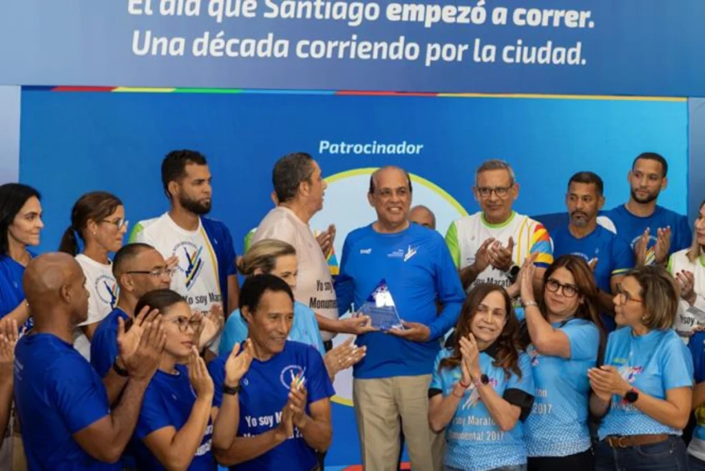 La imagen actual no tiene texto alternativo. El nombre del archivo es: Luis-Nunez-recibe-reconocimiento-de-maratonistaspor-los-10-anos-de-la-carrera.webp
