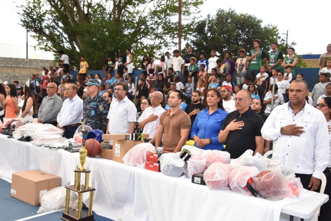 Mesa principal asistente a la apertura de la impresionante ceremonia inaugural de los XXXVI juegos deportivos San Vicente iniciado exitosamente en el sector Pueblo Nuevo (3)