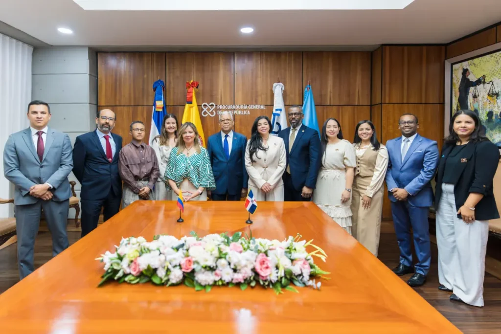 La imagen actual no tiene texto alternativo. El nombre del archivo es: Ministerio-Publico-de-Republica-Dominicana-y-Fiscalia-General-de-Colombia-fortalecen-sus-mecanismos-colaboracion.webp