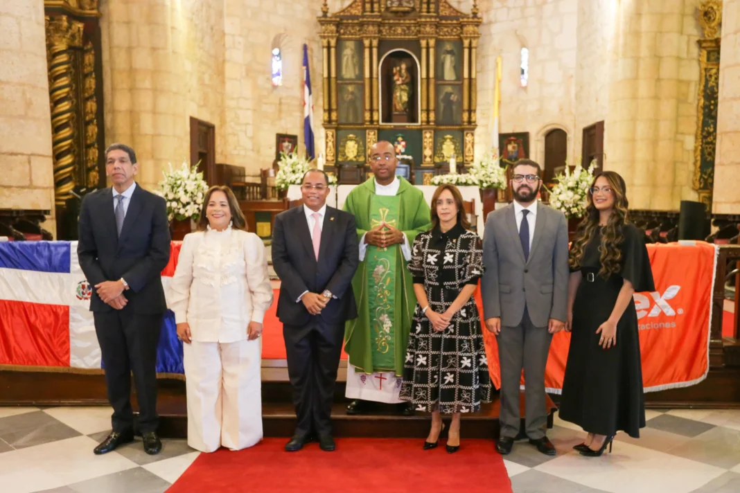 Catalino Correa Hiciano, junto a su esposa Digna Espinosa Soto_ al lado del padre David Alexander Soriano