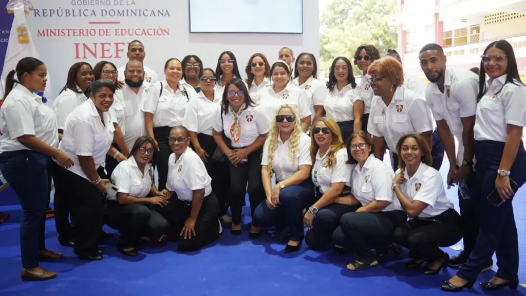 La imagen actual no tiene texto alternativo. El nombre del archivo es: Presidente-Luis-Abinader-e-INEFI-entregan-polideportivo-techado-Centro-Educativo-Santo-Cura-de-Ars.webp