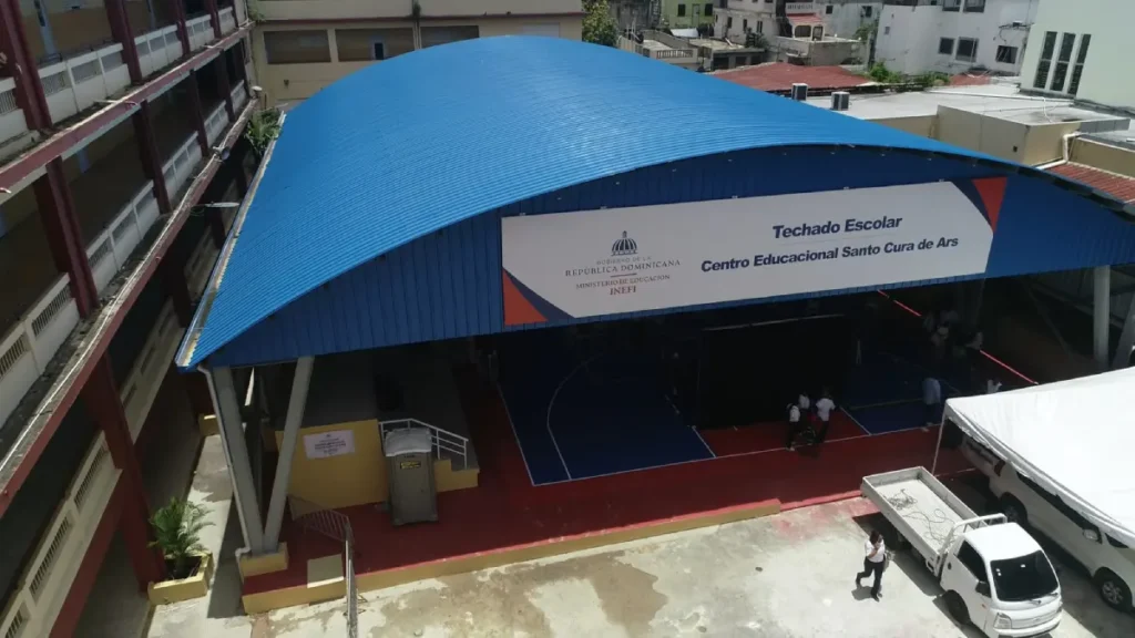 La imagen actual no tiene texto alternativo. El nombre del archivo es: Presidente-Luis-Abinader-e-INEFI-entregan-polideportivo-techado-el-Centro-Educativo-Santo-Cura-de-Ars.webp