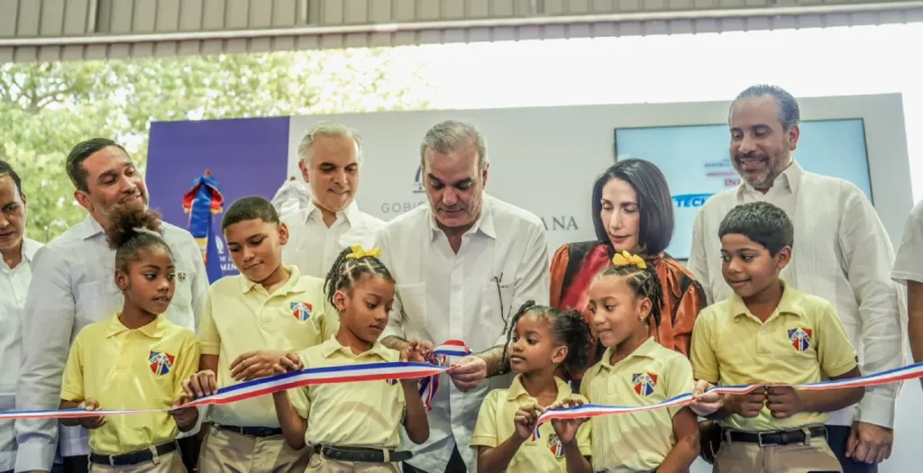 La imagen actual no tiene texto alternativo. El nombre del archivo es: Presidente-Luis-Abinader-e-INEFI-entregan-polideportivo-techado-en-Centro-Educativo-Santo-Cura-de-Ars.webp
