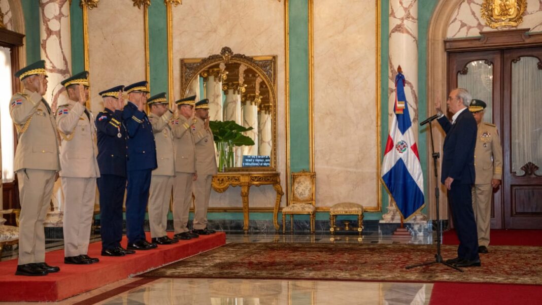 Presidente Luis Abinader toma juramento a comandantes del Ejército y la Fuerza Aérea,Policía Nacional