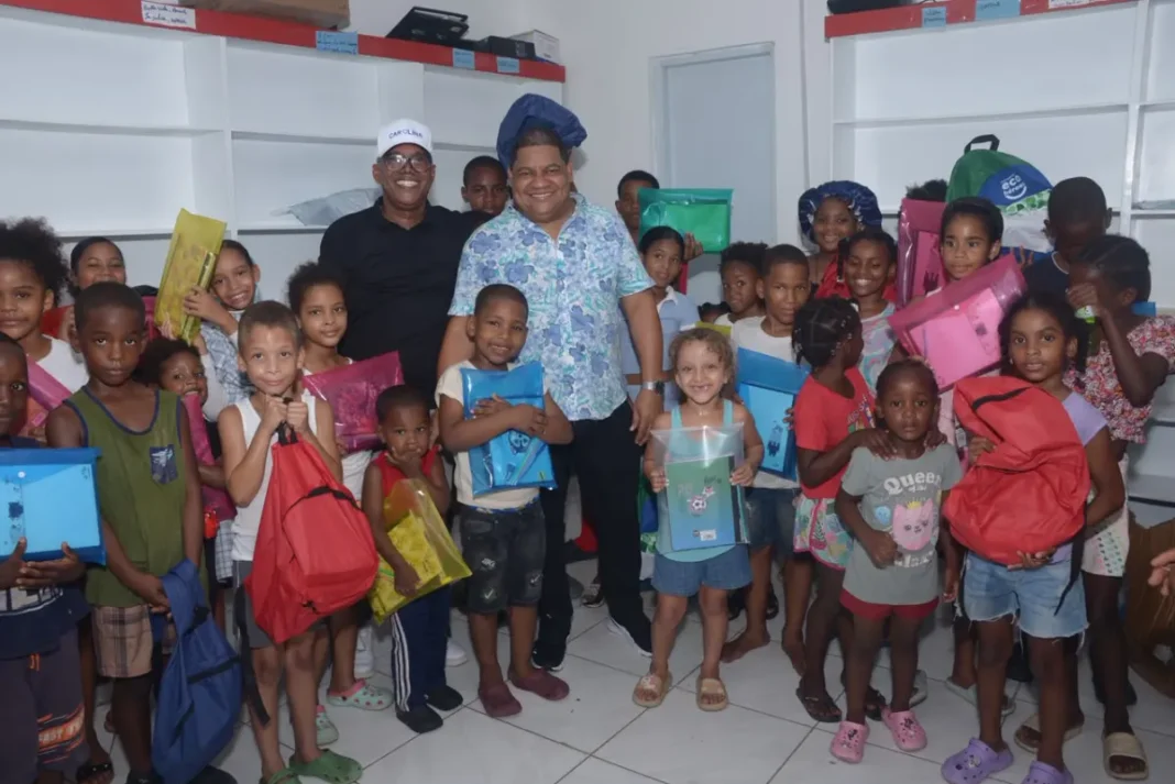 Yuli Norberto entrega kits y útiles escolares a niños de sectores vulnerables ante el inicio del año escolar