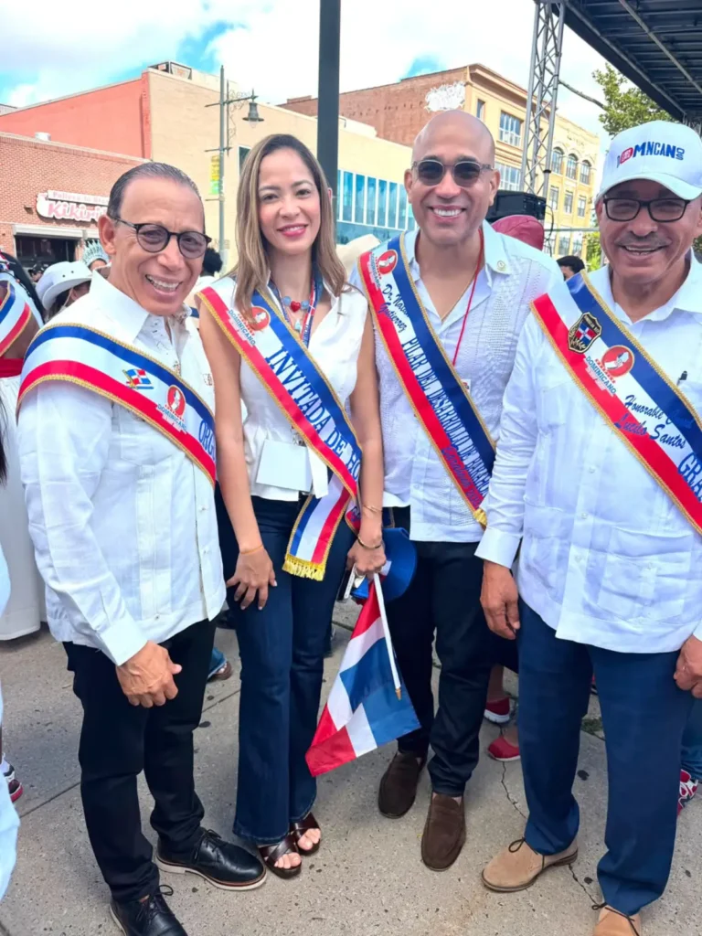 La imagen actual no tiene texto alternativo. El nombre del archivo es: Barahona-protagonista-del-37.o-Desfile-Dominicano-de-Nueva-Jersey-Dr.-Natanael-Gutierrez-recibe.webp